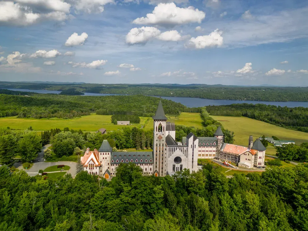 Abadía de Saint-Benoît-du-Lac en familia: paz, arquitectura y quesos en los Cantones del Este